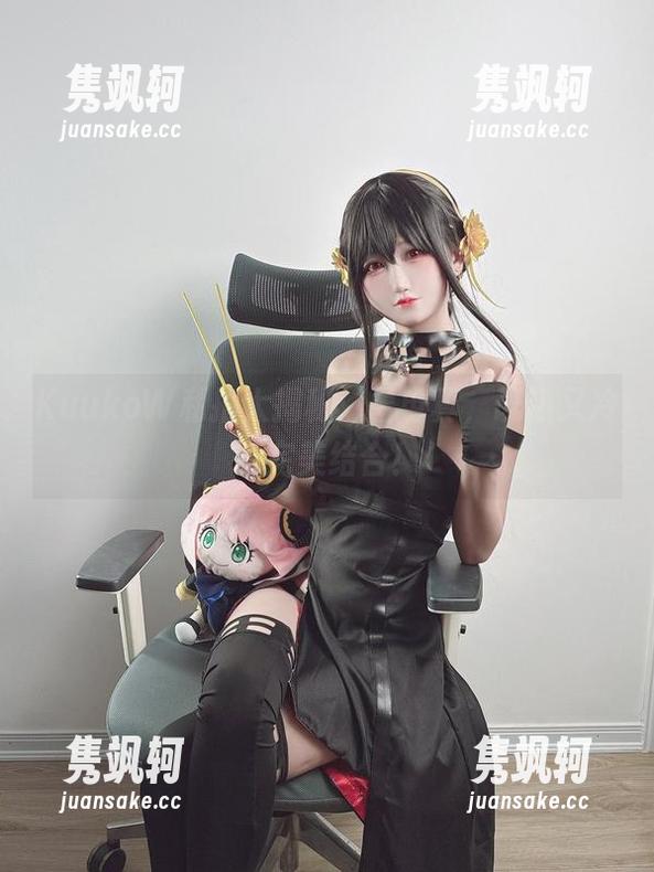 KuukoW私拍大揭秘：雷电真，既热又冷的完美结合！