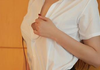 MFStar模范学院 – 盯着甜筒晓彤的美足，真的是忍不住想再看一遍图片！