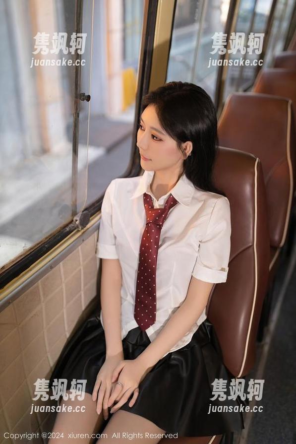 Xiuren秀人网-z杯悠悠 Xiuren秀人网 - 看!z杯悠悠的套装写真,美图里的光影就像我飞散的思绪那么难以捉摸!