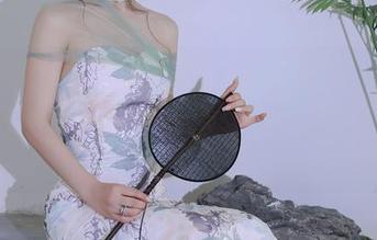 Xiuren秀人网 – 跟随小Kiki的圣诞轨迹：全新图片更新，简直像在开启淘气模式！