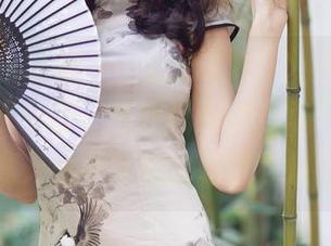 YouMi尤蜜荟 – “白茹雪Abby的泳池写真：捧水而卧，轻叹世界的浮华”，原来，夏天也可以如此地道与幽静。