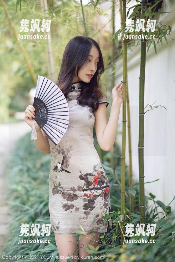 YouMi尤蜜荟-白茹雪Abby YouMi尤蜜荟 - “白茹雪Abby的泳池写真:捧水而卧,轻叹世界的浮华”,原来,夏天也可以如此地道与幽静。