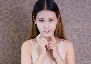 YouWu尤物馆 – 牛仔裤里的秘密：跟随FoxYini孟狐狸私拍，开启你的时尚探险！