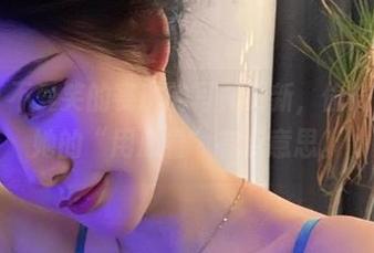 微密圈 – 不爱笑的赛琳的写真更新，偷偷告诉你，她的“用心看”有点意思。
