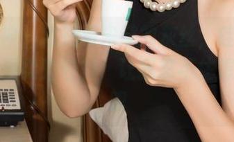 克拉女神 – 我在看宋黛的灰丝，哇，这图片就像温柔的轻触，让我忍不住想再看一眼