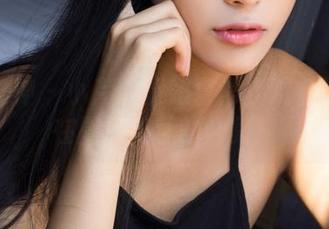 克拉女神 – 小芹的厨娘日常：观看她如何在厨房捣乱的合集！