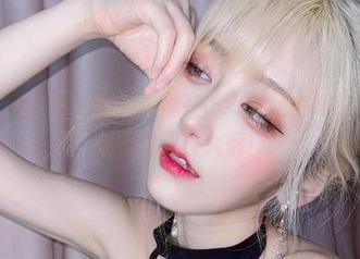 看吧，啾小妍的御姐形象在cos图集中怒锁视线，眼神有点过火哦！