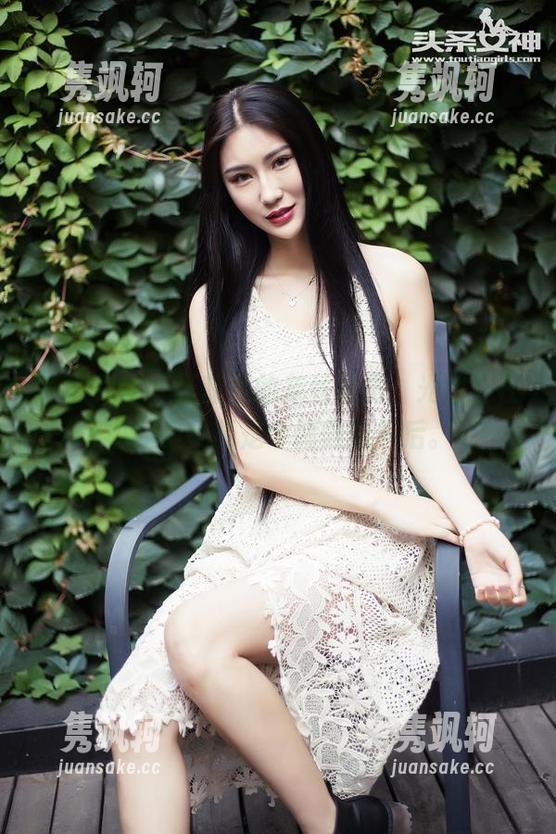 头条女神-张蓝欣 头条女神 - 张蓝欣的灰丝私房,光线打在肌肤上,真是个慵懒的午后。