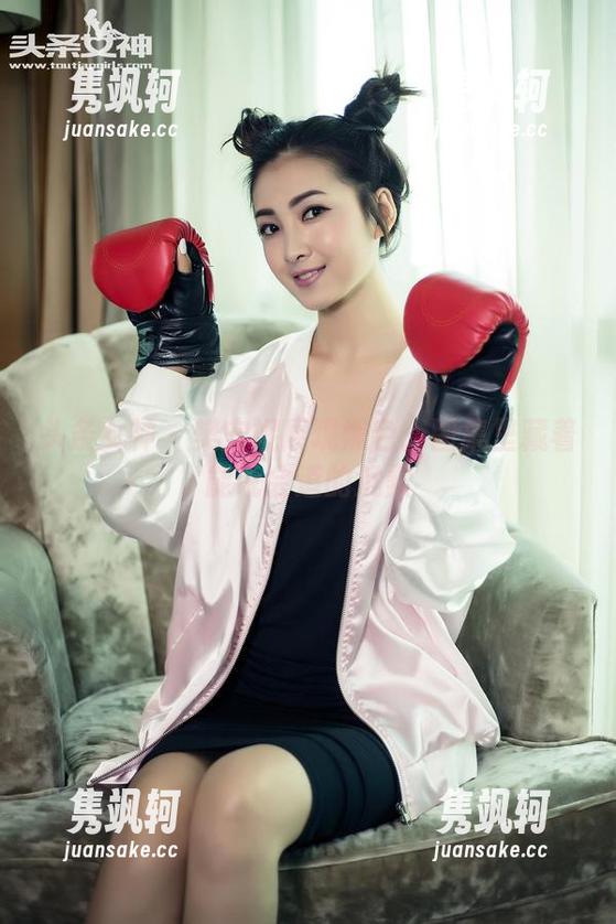 头条女神-樊安妮 头条女神 - 樊安妮展现黑色:图集里藏着能说会道的沉默