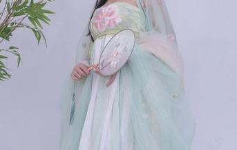 抖娘利世的私房写真，红涩小铃铛如影随形，宛如梦境。