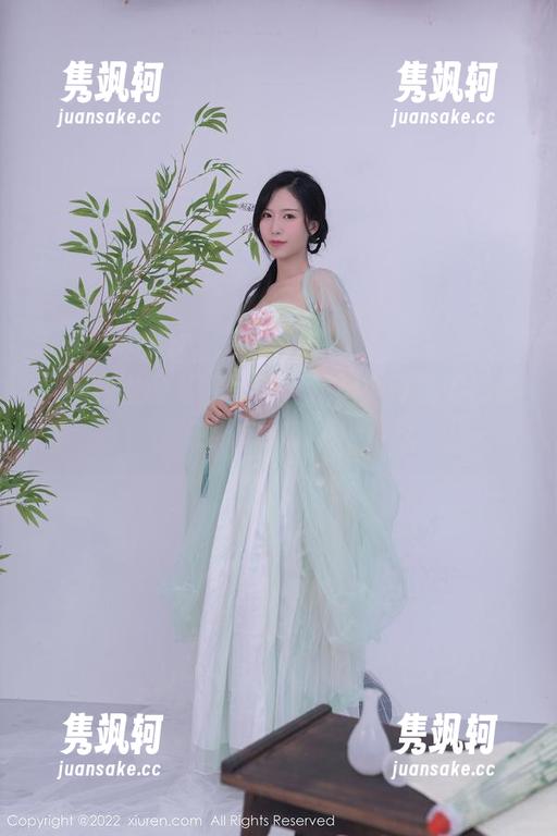 抖娘利世的私房写真，红涩小铃铛如影随形，宛如梦境。