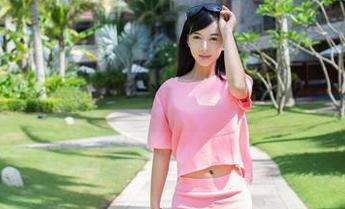 推女郎 – 解锁杨伊黑丝：原图和套图之间的千种风情