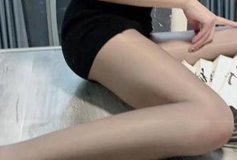 微密圈 – 林子喵Lynne泳装图包：冲浪？不，是她在水里肆意翩翩