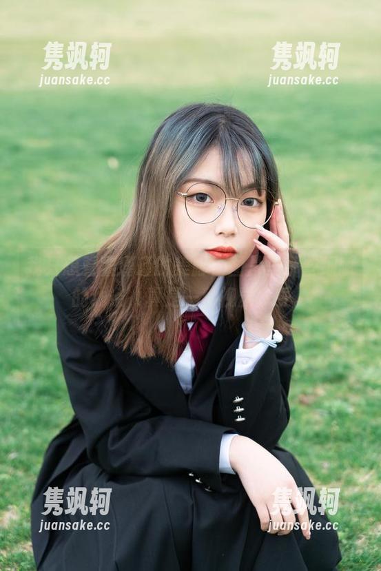 梨瑾瑾 我只想看梨瑾瑾的美脚,图片里那些细腻的线条,真是一种视觉享受。