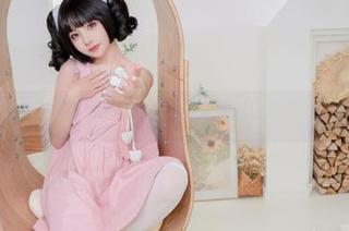 在线目击爆机少女喵小吉泳衣写真，真是涨潮了，快来避雨！