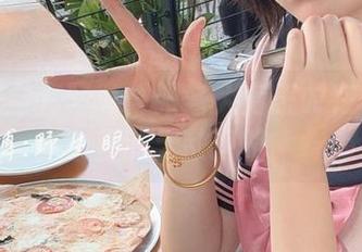 洗脑级全套写真：眼酱大魔王w在水手服里的无敌风格