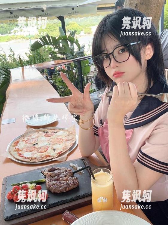 眼酱大魔王w 洗脑级全套写真:眼酱大魔王w在水手服里的无敌风格