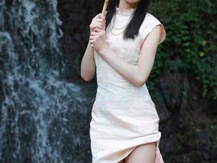 秀人网 – 一路探索伊小七MoMo的妹妹图集：性感背后的调皮
