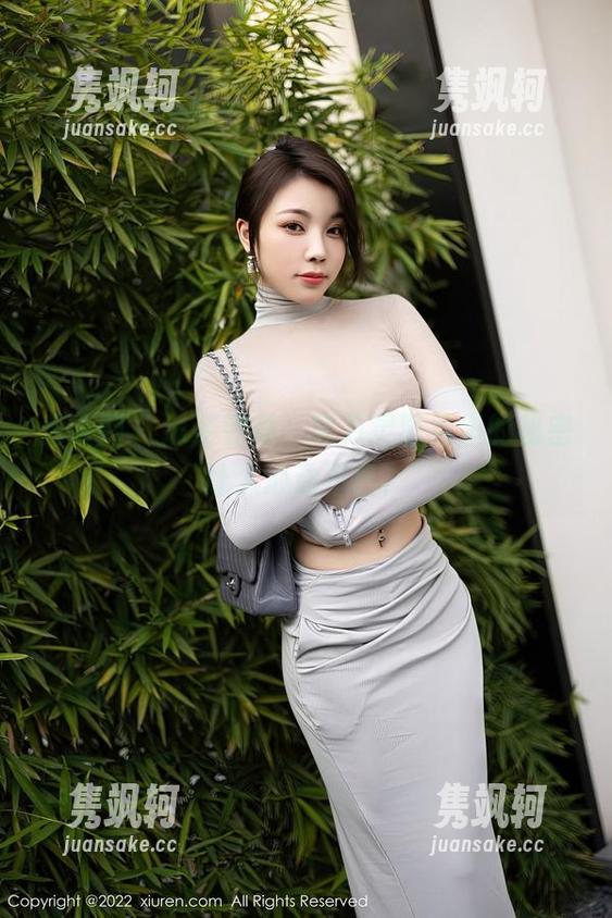 秀人网 - 泳装变身，赵万灵图包里的秘密让人心动不已！