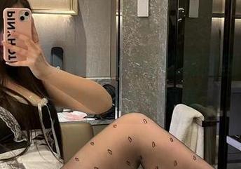 微密圈 – 把美邵女Baby收藏到图库：皮衣里的秘密与惊喜