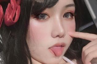 最新写真用双人狐概括，芊川一笑MNK果然是个调皮的女孩！