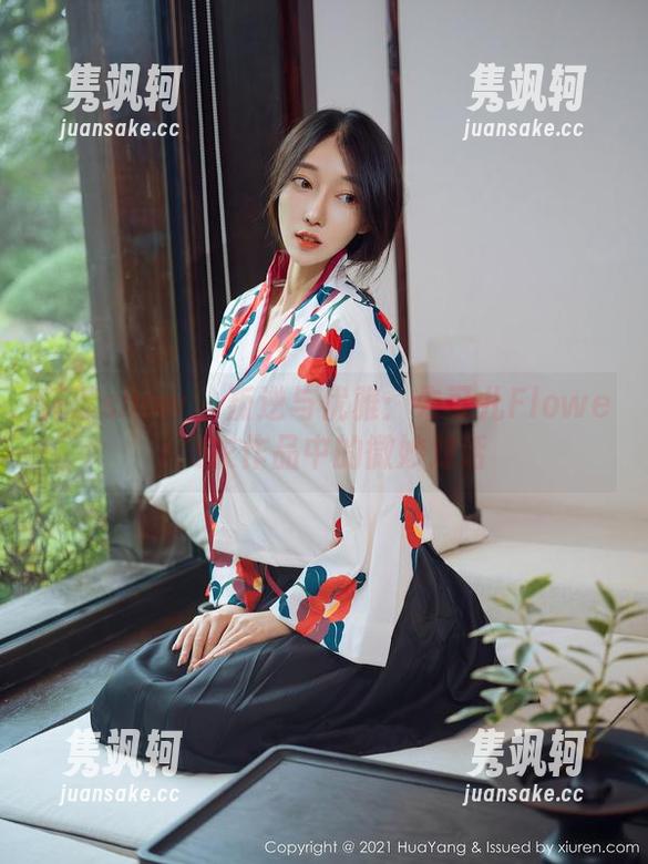 花漾show-朱可儿Flower 花漾show - 叛逆与优雅:朱可儿Flower皮衣作品中的微妙对话