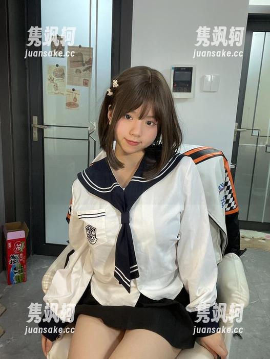 葱油饼er 微密圈 - 揭秘葱油饼er的日常:黑白女仆吊带风格的图片合集