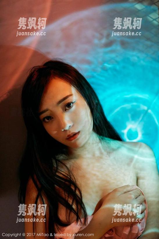 蜜桃社-初月 蜜桃社 - 当初月遇上少女,原图居然有种小暧昧