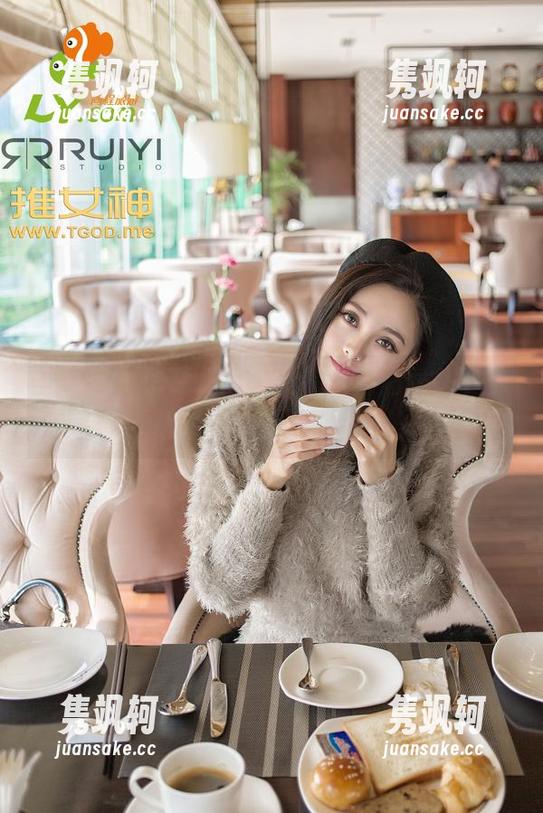 青豆客-谭晓彤 青豆客 - 谭晓彤的职业装:高清镜头下,谁说不能魅力无限?