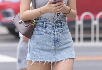 魔镜街拍 – 一个午后，一个包臀灰裙：婷婷的OL图包，尽在这个轻松的时光里！