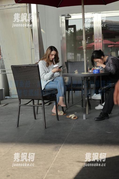 魔镜街拍-婷婷 魔镜街拍 - 简直犯规!婷婷的白色吊带连衣裙与黑丝美腿合集,下载不后悔哦!