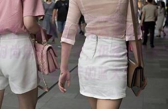 魔镜街拍 – 白色连衣裙高清写真：楼楼说她是时尚界的小天使，但我觉得她更像是万里无云的蓝天！